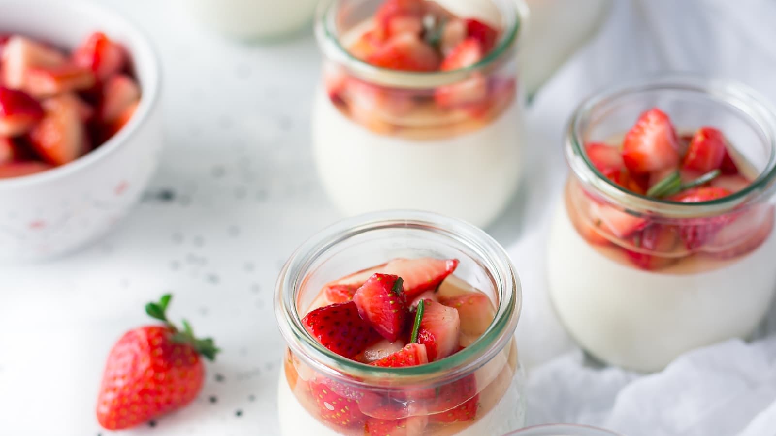 Petits pots de yaourt nature garnis de fraises fraîches